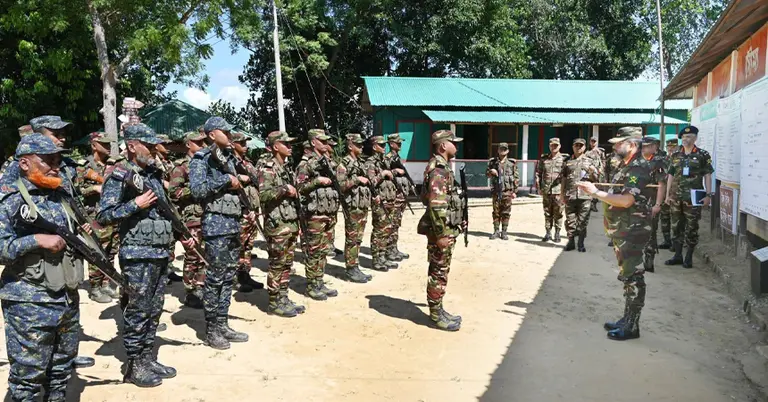 সেনা ক্যাম্প পরিদর্শনে সেনাসদস্যদের দিকনির্দেশনা দিচ্ছেন সেনাপ্রধান জেনারেল ওয়াকার-উজ-জামান